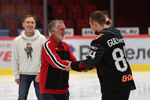 Массовые катания для 75 первых покупателей абонементов на матчи «Авангарда» в сезоне 2025/26 с Михаилом Гуляевым