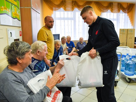 Итоги Усабря: подарки от "Авангарда" пациентам онкологического диспансера