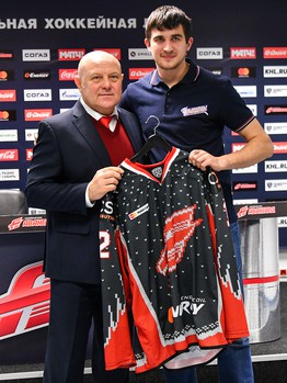 Вручение новогодних свитеров победителям аукциона