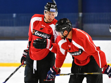 Раскатка "Авангарда" в Хомутове перед матчем с "Автомобилистом"