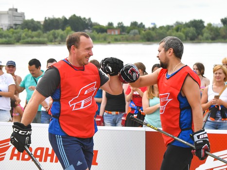 Жаркий хоккей: в Омске состоялся третий "Кубок Авангарда" по хоккею на песке