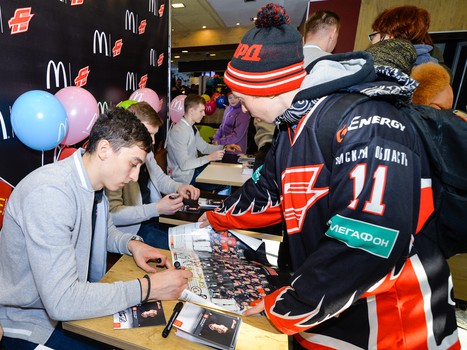 Автограф-сессия игроков "Авангарда" в "Макдоналдс"