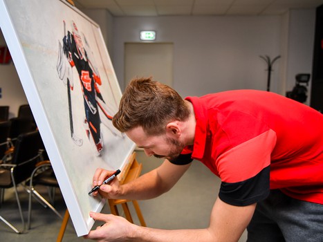 "Авангардное" искусство! С игроков омской хоккейной команды написали картины