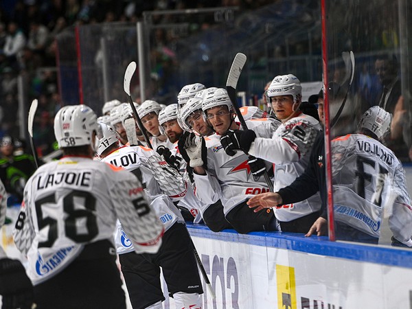 ВЫИГРАЛИ 3 МАТЧА ИЗ 4 | Победная раздевалка «Авангарда» после игры с «Салаватом Юлаевым» (ВИДЕО)