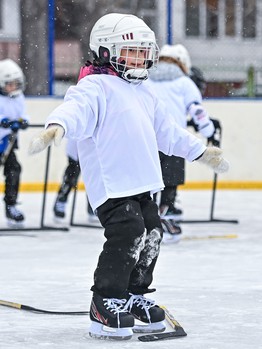 Уроки хоккея проходят в 10 школах Омска