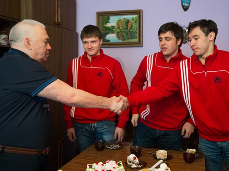 "Омские Ястребы" в гостях у ветеранов омского хоккея