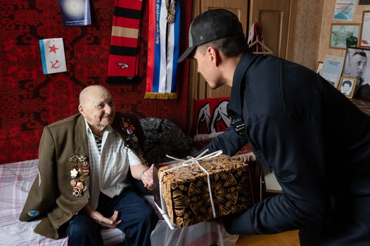 Наиль Якупов в гостях у 101-летнего болельщика Юрия Чернобыльского