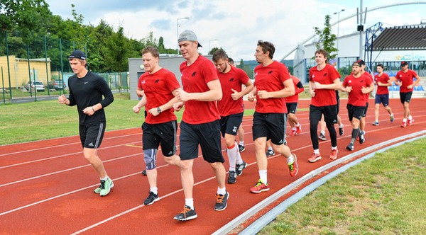 На "земле" и на льду. Как "Авангард" готовится к матчу с "Пиратами" (ФОТО)