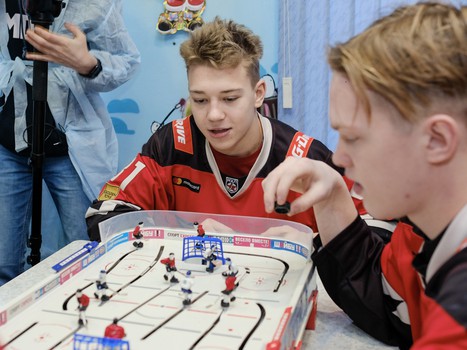 Новогодние подарки для юных болельщиков