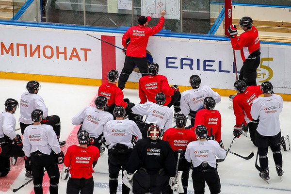 «Нам надо играть в свой хоккей, нарабатывать всё к плей-офф». Комментарии после первой тренировки «Авангарда» в 2019 году