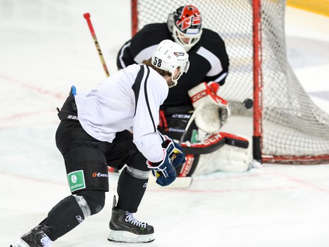 Открытая тренировка "Авангарда" для СМИ перед стартом серии с "Ак Барсом"