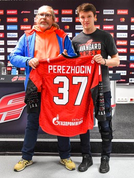 Вручение новогодних свитеров