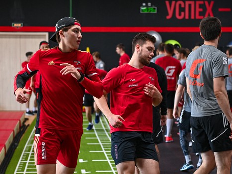 Глеб Трикозов и Михаил Гуляев тренируются с «Авангардом»