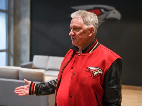 Встреча обладателя Кубка Гагарина Кирилла Семёнова и губернатора Александра Буркова в Академии «Авангард»