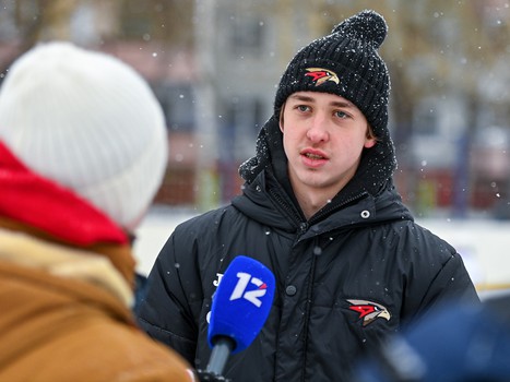 Уроки хоккея проходят в 10 школах Омска