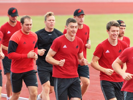 Перед игрой с "Пиратами". Тренировка на "земле"