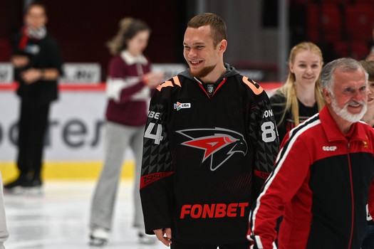 Массовые катания для 75 первых покупателей абонементов на матчи «Авангарда» в сезоне 2025/26 с Михаилом Гуляевым