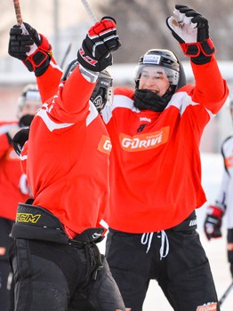 "Авангард" сыграл в хоккей с мячом под открытым небом