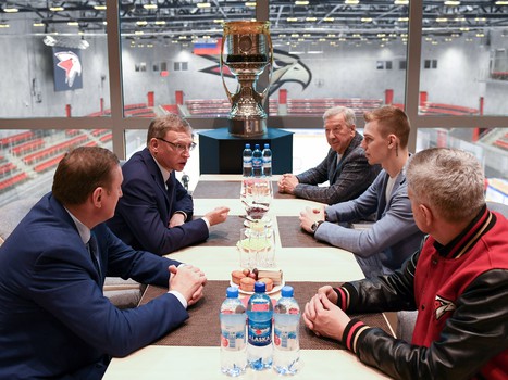 Встреча обладателя Кубка Гагарина Кирилла Семёнова и губернатора Александра Буркова в Академии «Авангард»