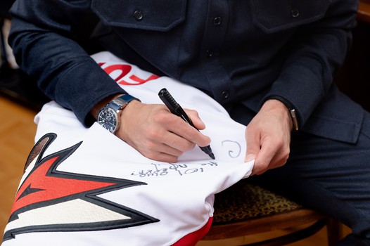 Наиль Якупов в гостях у 101-летнего болельщика Юрия Чернобыльского