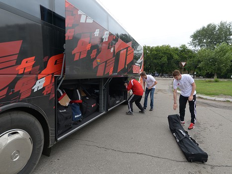 На сбор! Хоккеисты "Авангарда" перед отъездом в Фюссен