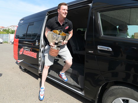 Сергей Калинин с Кубком чемпионов мира в Омске. День 1