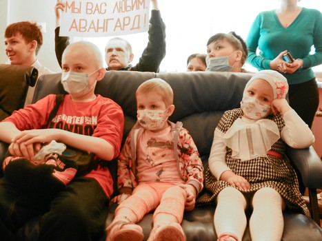 Сумманен, Калинин и Гончаров в гостях у юных пациентов ОДКБ