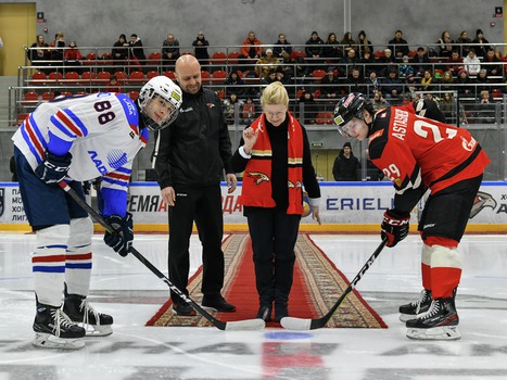 Елена Мизулина в Хоккейной Академии «Авангард»