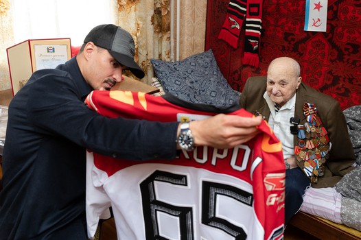 Наиль Якупов в гостях у 101-летнего болельщика Юрия Чернобыльского