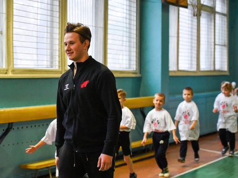 "Физ-ра с Омскими Ястребами" у первоклашек