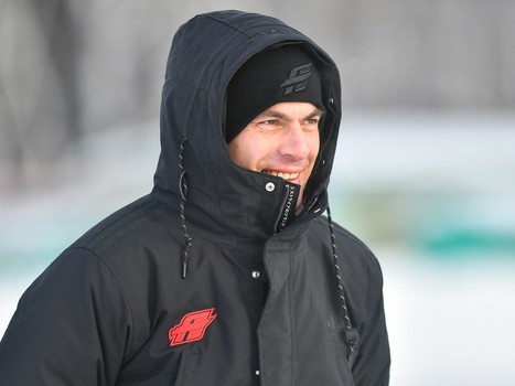 Тренировка "Авангарда" на стадионе "Юность" под открытым небом