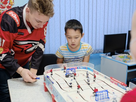 Новогодние подарки для юных болельщиков