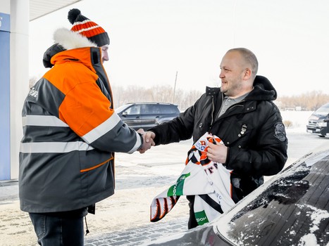 Хоккеисты "Авангарда" сыграли с омичами в настольный хоккей и поработали на заправке