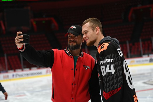 Массовые катания для 75 первых покупателей абонементов на матчи «Авангарда» в сезоне 2025/26 с Михаилом Гуляевым