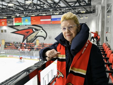 Елена Мизулина в Хоккейной Академии «Авангард»