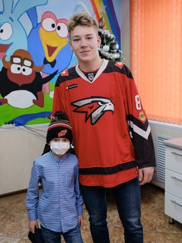 Новогодние подарки для юных болельщиков