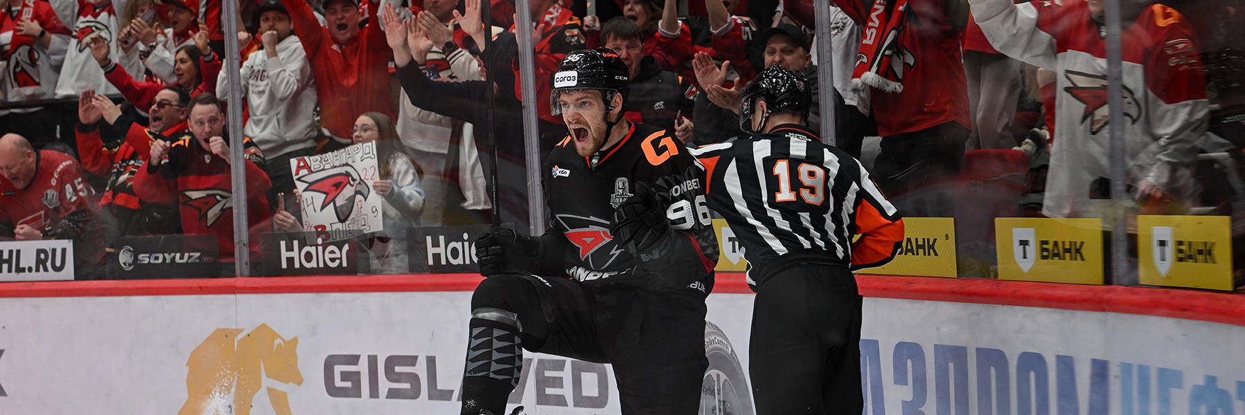 ВЫХОДИМ В ПОЛУФИНАЛ! | Победная раздевалка «Авангарда» после 5-го матча с ЦСКА (ВИДЕО)