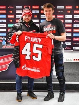 Вручение новогодних свитеров