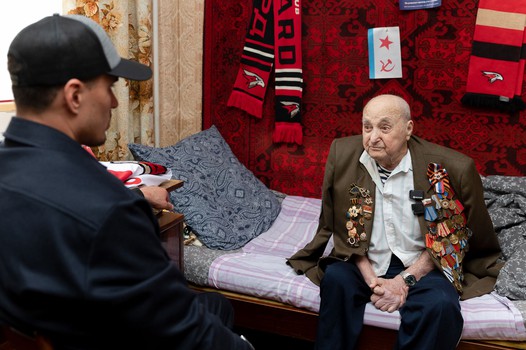 Наиль Якупов в гостях у 101-летнего болельщика Юрия Чернобыльского