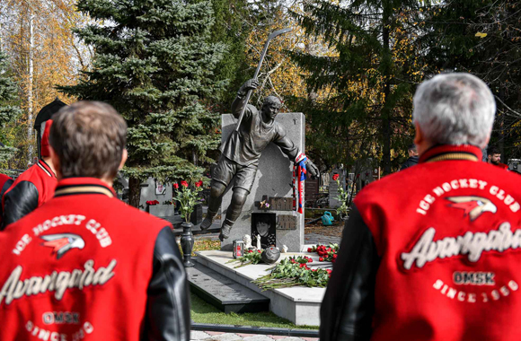 «Авангард» почтил память Алексея Черепанова, возложив цветы к могиле