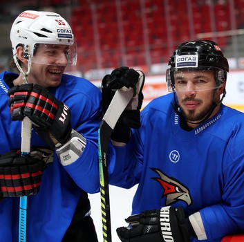 «Авангард» возобновил тренировки. Первое занятие по катанию