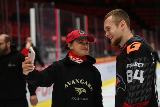 Массовые катания для 75 первых покупателей абонементов на матчи «Авангарда» в сезоне 2025/26 с Михаилом Гуляевым