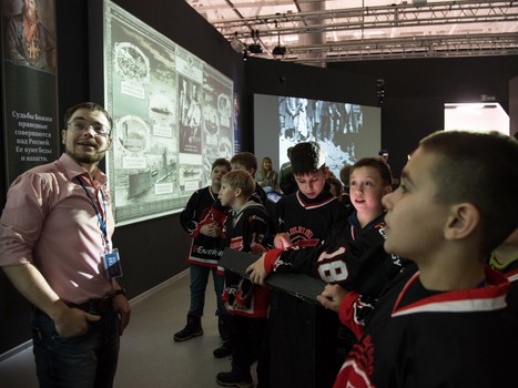 Олег Шилин с воспитанниками школы "Авангарда" на экскурсии в Историческом парке