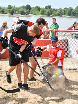 Жаркий хоккей: в Омске состоялся третий "Кубок Авангарда" по хоккею на песке