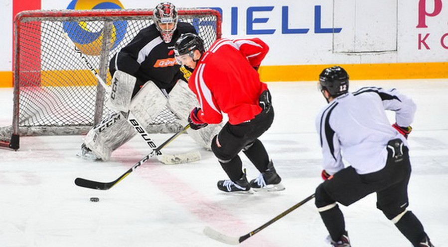 По дороге в межсезонье. "Авангард" снова вышел на лед