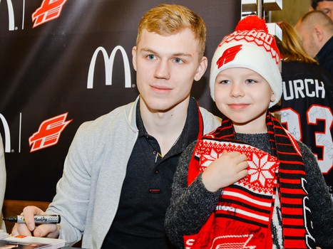 Автограф-сессия игроков "Авангарда" в "Макдоналдс"