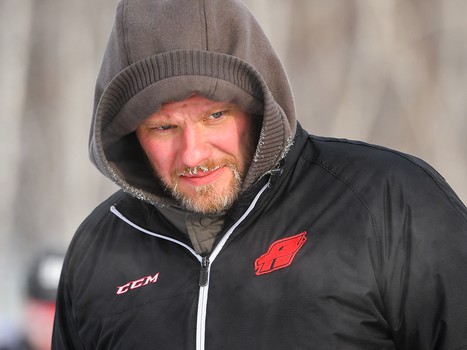 Тренировка "Авангарда" на стадионе "Юность" под открытым небом