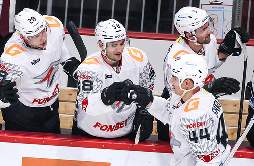 КАК ОН СТОЛЬКО ЗАБИВАЕТ? | Победная раздевалка «Авангарда» после матча с «Трактором»