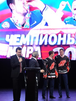 Презентация игроков и тренеров хоккейной команды "Авангард" перед сезоном КХЛ-2014/15