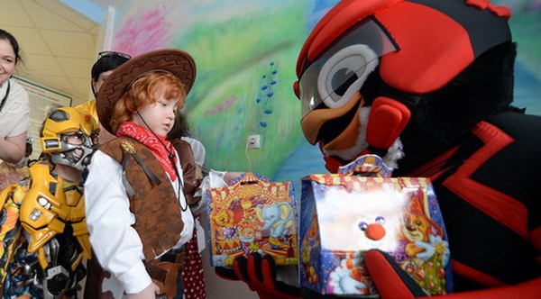 С наступающим! "Авангард" встретился с юными болельщиками